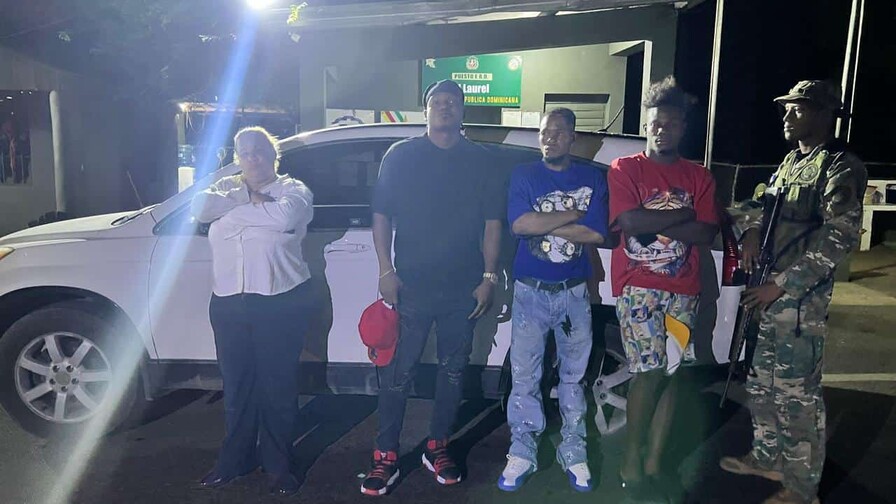 Detienen a abogada en Dajabón con tres haitianos ocultos en el baúl de su vehículo Detienen a abogada en Dajabón con tres haitianos ocultos en el baúl de su vehículo