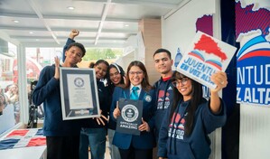 Estos son los libros con los que cinco j&oacute;venes dominicanos lograron un r&eacute;cord Guinness