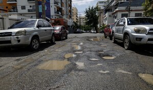 Hoyos se comen la calle Jos&eacute; Desiderio Valverde y dificultan el tr&aacute;nsito