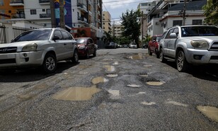Hoyos se comen la calle Jos&eacute; Desiderio Valverde y dificultan el tr&aacute;nsito