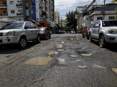 El pavimento desaparece y hoyos complican en la Zona Universitaria