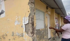 Deterioro de escuelas obliga a estudiantes de Tamayo a recibir clases fuera de las aulas