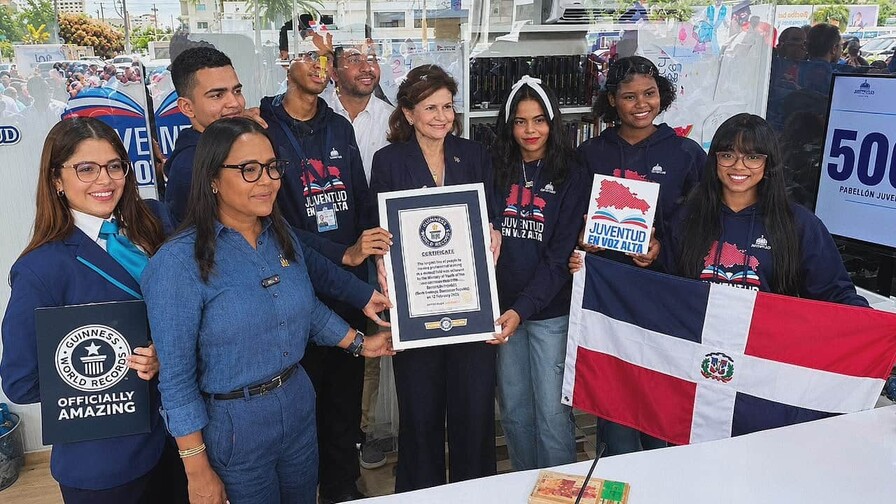Luis Abinader felicita a j&oacute;venes dominicanos por conquistar r&eacute;cord Guinness de lectura