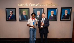 Marileidy Paulino recibe reconocimiento del Banco Popular