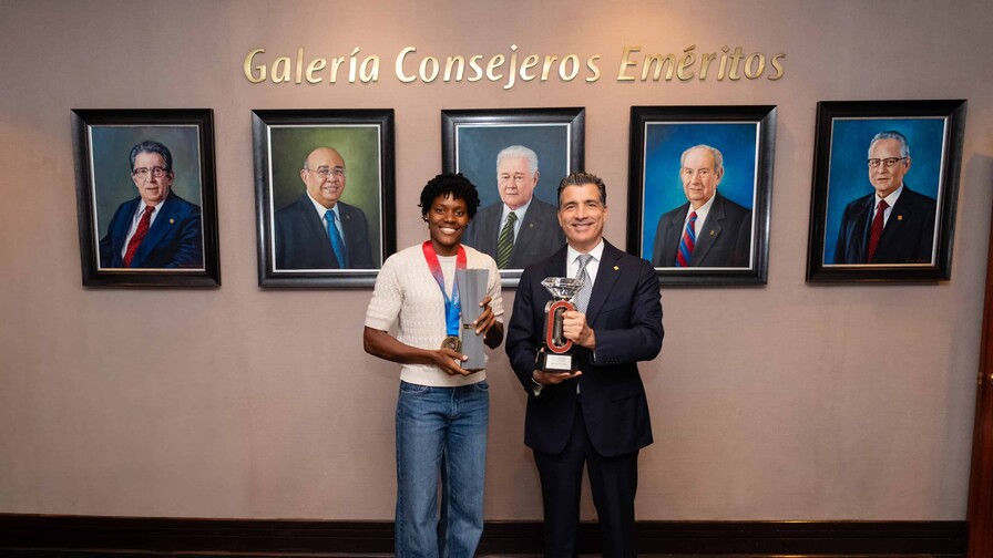 Marileidy Paulino recibe reconocimiento del Banco Popular
