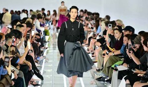 La Semana de la Moda de Mil&aacute;n arranca con una oda a la falda de Prada