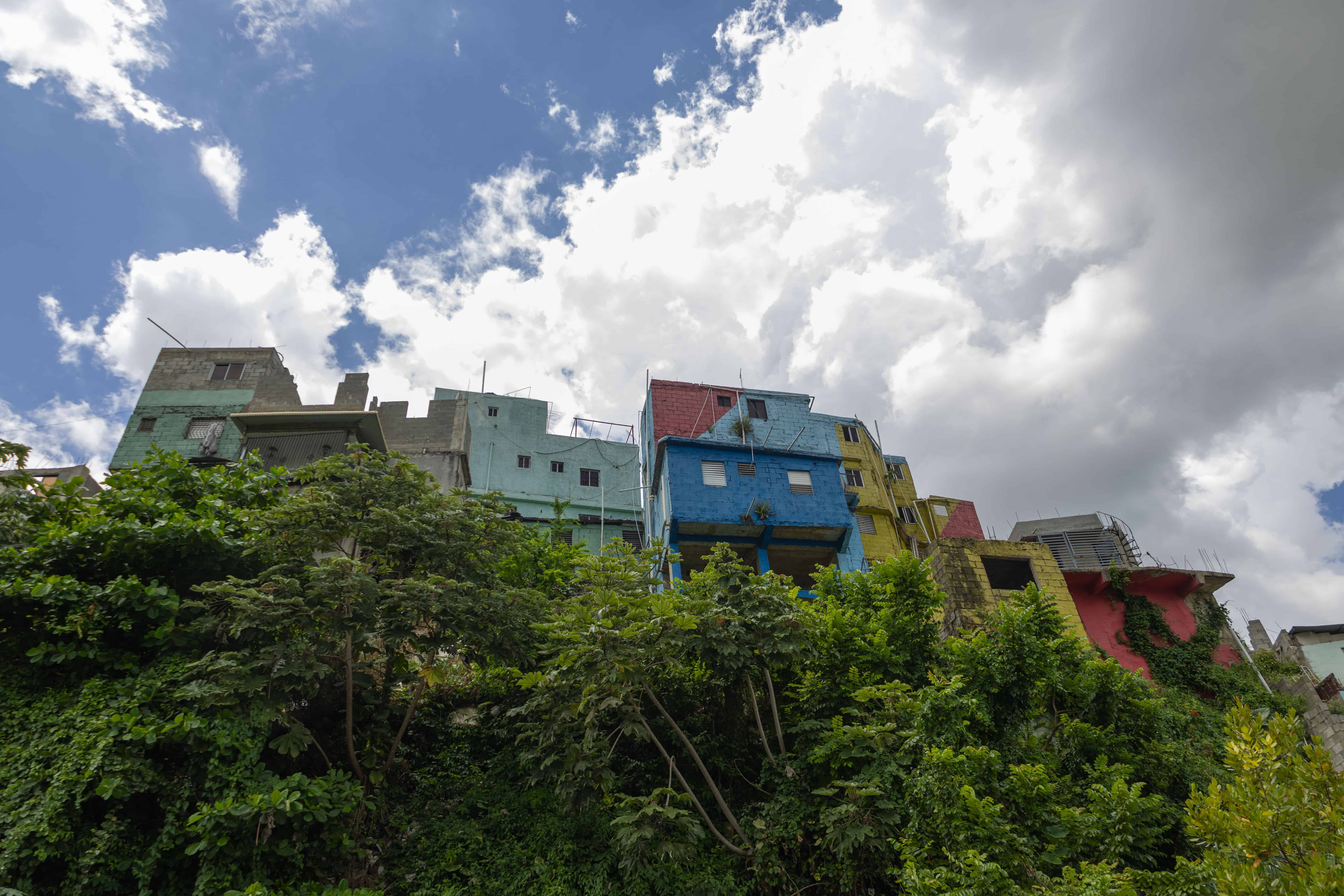 Viviendas construidas al borde de una ladera en Cristo Rey.