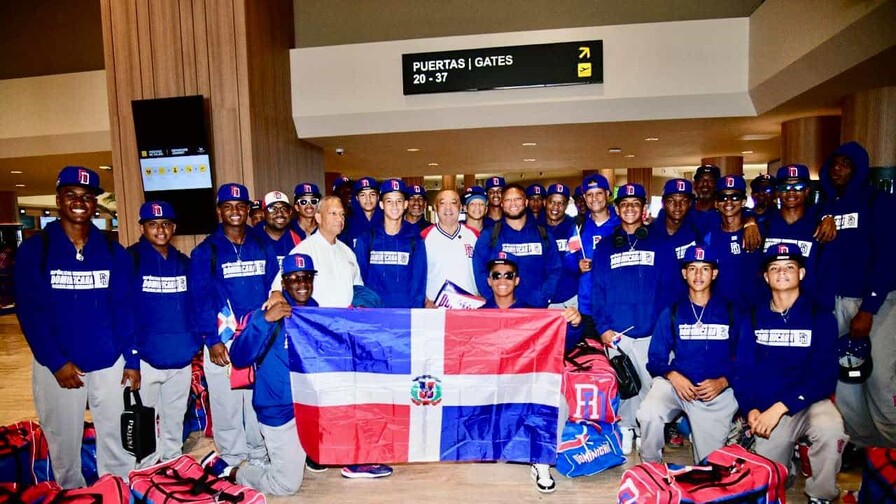 Selección dominicana de béisbol parte hacia México para disputar la Copa Mundial U-15