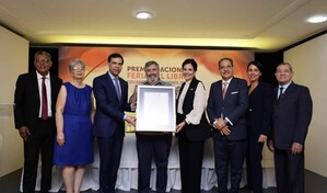 Pablo Mella recibe el Premio Nacional Feria del Libro Eduardo Le&oacute;n Jimenes 2026