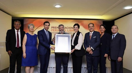 Pablo Mella recibe el Premio Nacional Feria del Libro Eduardo Le&oacute;n Jimenes 2026