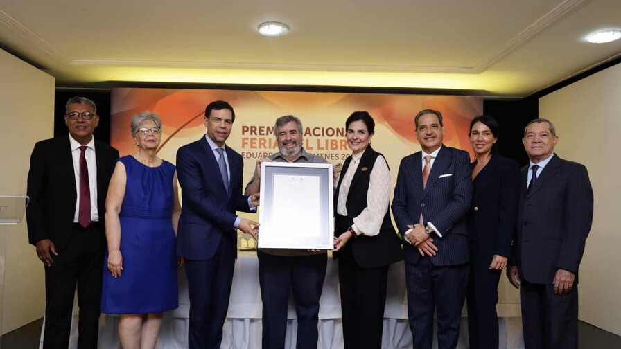 Pablo Mella recibe el Premio Nacional Feria del Libro Eduardo Le&oacute;n Jimenes 2026