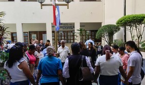 Familiares de m&eacute;dicos imputados de presunto fraude a Senasa oran frente al tribunal