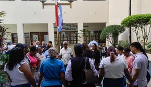 Familiares de m&eacute;dicos imputados de presunto fraude a Senasa oran frente al tribunal