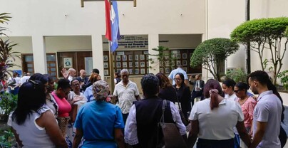Familiares de m&eacute;dicos imputados de presunto fraude a Senasa oran frente al tribunal