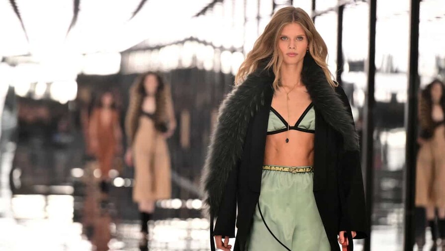 Fendi introduce la sensualidad disco en la Semana de la Moda de Milán Fendi introduce la sensualidad disco en la Semana de la Moda de Milán
