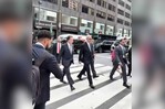 Abinader camina por calles de Manhattan para llegar a la ONU ante el congestionamiento vehicular