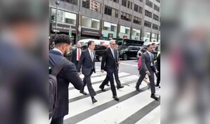 Abinader camina por calles de Manhattan para llegar a la ONU ante el congestionamiento vehicular