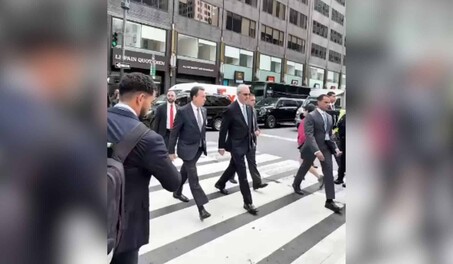Abinader camina por calles de Manhattan para llegar a la ONU ante el congestionamiento vehicular