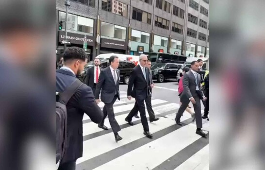 Abinader camina por calles de Manhattan para llegar a la ONU ante el congestionamiento vehicular