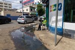 Agua estancada afecta a peatones y negocios en Villa Consuelo