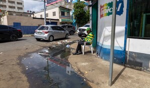 Agua estancada afecta a peatones y negocios en Villa Consuelo