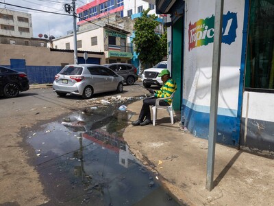 Mal drenaje pluvial en calle de Villa Consuelo