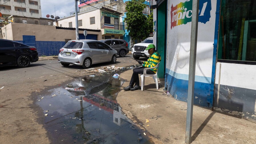 Agua estancada afecta a peatones y negocios en Villa Consuelo