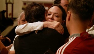 Impiden regreso a Venezuela de la l&iacute;der de oposici&oacute;n Mar&iacute;a Corina Machado
