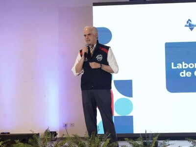 Ministro De Camps presenta programa de labor social