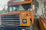 Muere mujer tras ser impactada por autobús escolar en avenida de Santiago