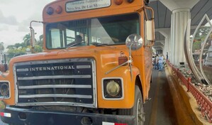 Muere mujer tras ser impactada por autobús escolar en avenida de Santiago
