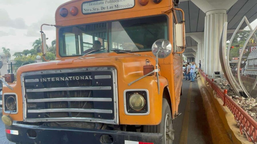 Muere mujer tras ser impactada por autobús escolar en avenida de Santiago