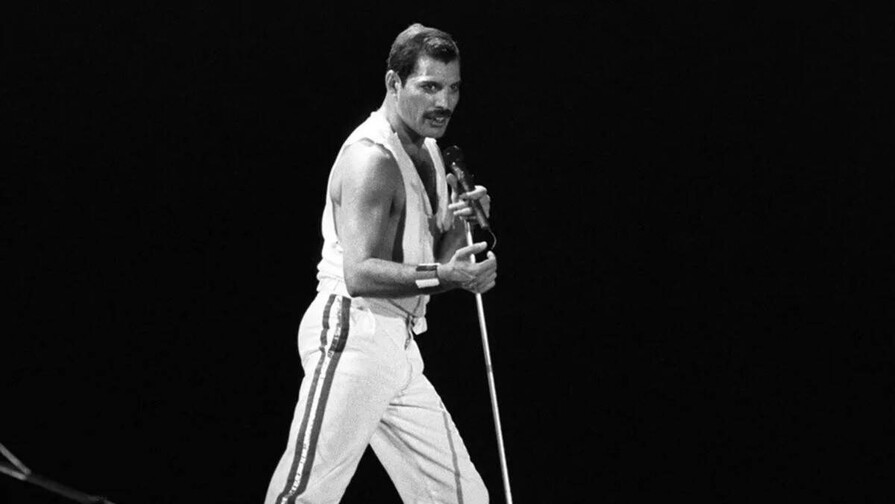 El piano de Freddie Mercury y una mítica guitarra de Oasis salen a subasta en Londres