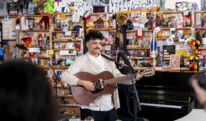 Alex Ferreira lleva su música dominicana al Tiny Desk con un recorrido por su carrera