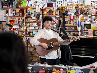 Tiny Desk de NPR acoge a Alex Ferreira y su música dominicana