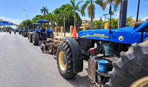 M&aacute;s de 200 tractores paralizan v&iacute;a en San Juan en reclamo de que Gobierno pague deuda de RD$500 MM