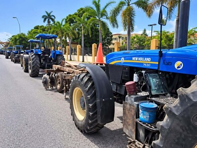 Productores agropecuarios reclaman pago de deuda y paralizan tractores