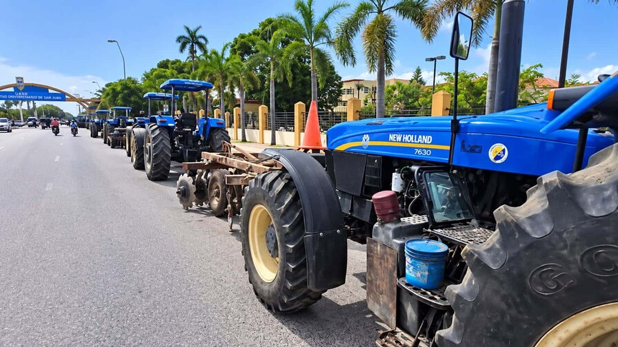 Más de 200 tractores paralizan vía en San Juan en reclamo de que Gobierno pague deuda de RD$500 MM Más de 200 tractores paralizan vía en San Juan en reclamo de que Gobierno pague deuda de RD$500 MM