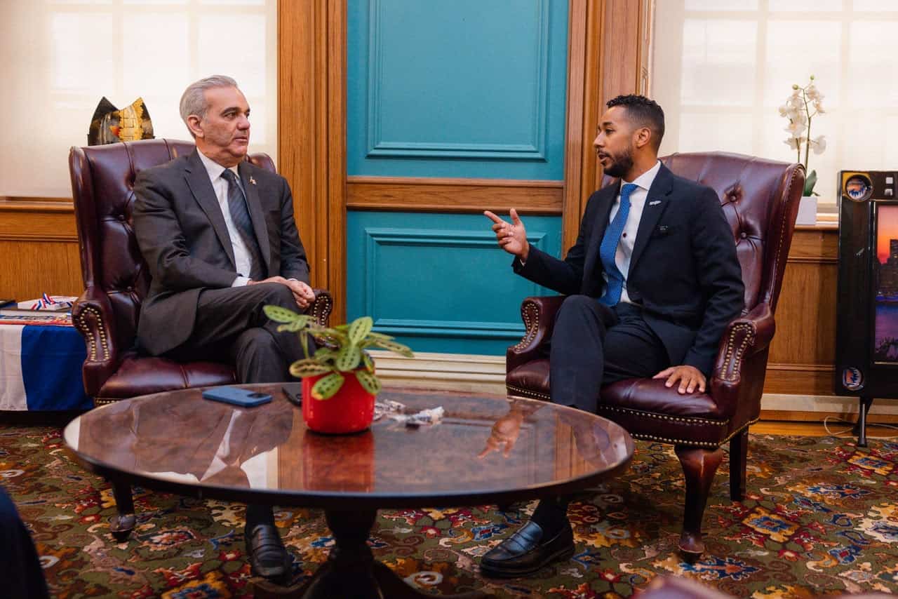 El presidente Luis Abinader junto al presidente del condado de Nueva York, Antonio Reynoso.
