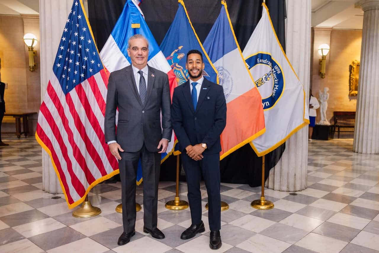 El presidente Luis Abinader junto al presidente del condado de Nueva York, Antonio Reynoso.
