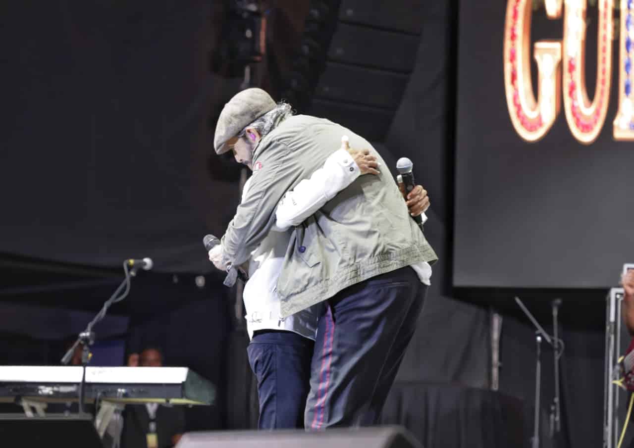 El artista Juan Luis Guerra durante su presentación en el concierto de Ramón Orlando.