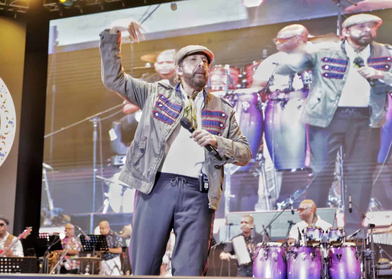 Juan Luis Guerra durante su presentación en el concierto de Ramón Orlando.