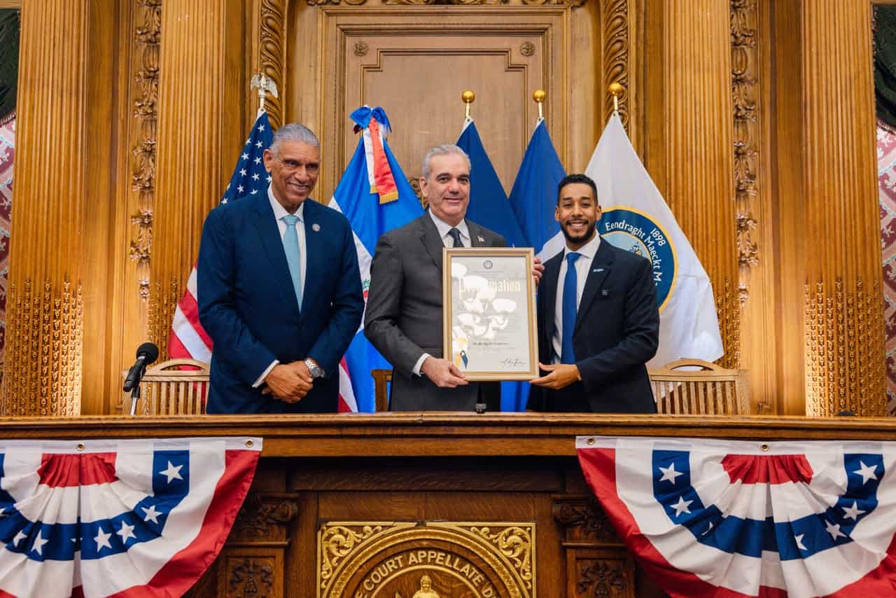 El c&oacute;nsul dominicano Jes&uacute;s V&aacute;squez Mart&iacute;nez, el presidente Luis Abinader y el presidente del condado de Brooklyn, Antonio Reynoso.