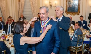 Am&eacute;ricas Society distingue a Abinader por gesti&oacute;n econ&oacute;mica e institucional
