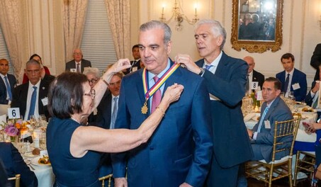 Am&eacute;ricas Society distingue a Abinader por gesti&oacute;n econ&oacute;mica e institucional