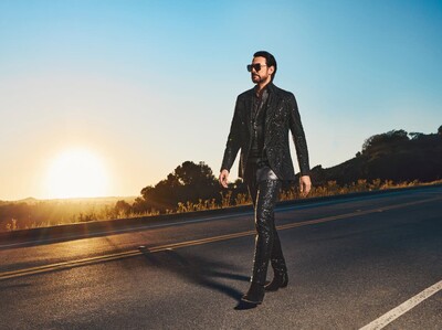 Beto Cuevas busca conquistar a Santiago con su show acústico