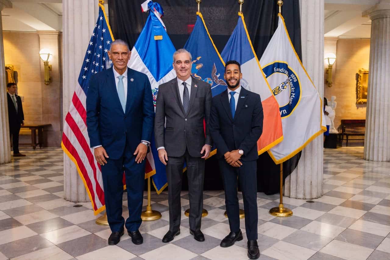 El c&oacute;nsul dominicano Jes&uacute;s V&aacute;squez Mart&iacute;nez, el presidente Luis Abinader y el presidente del condado de Brooklyn, Antonio Reynoso.