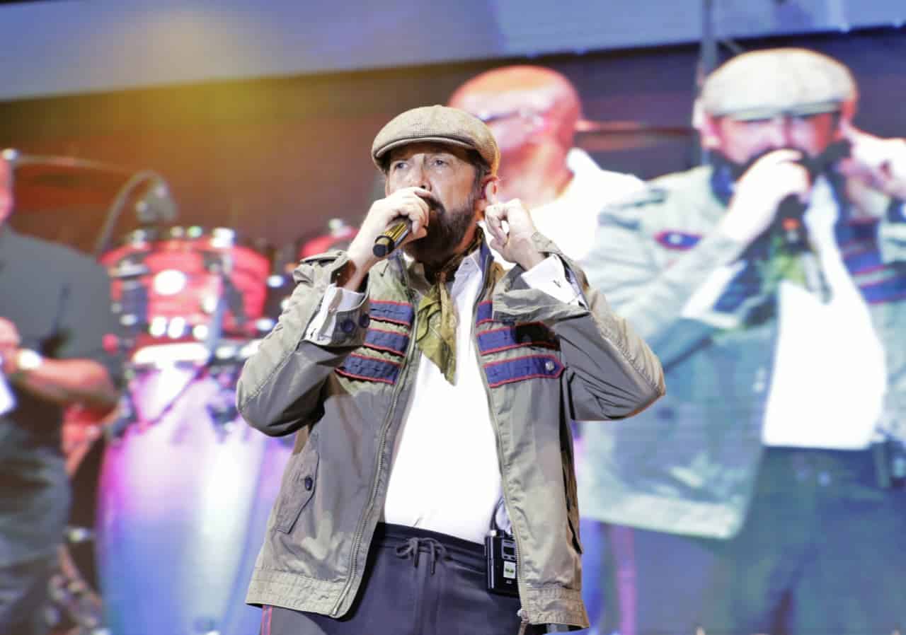 El artista Juan Luis Guerra durante su presentación en el concierto de Ramón Orlando.