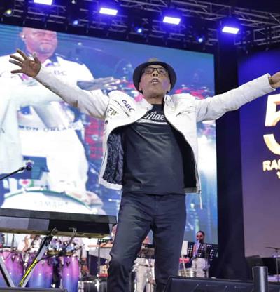 Ram&oacute;n Orlando celebra 50 a&ntilde;os de carrera con un Estadio Ol&iacute;mpico que se tiende a sus pies