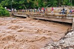 Río Barrera vuelve a rugir: crecida bloquea puente, golpea agricultura y enciende alarma en Los Ríos